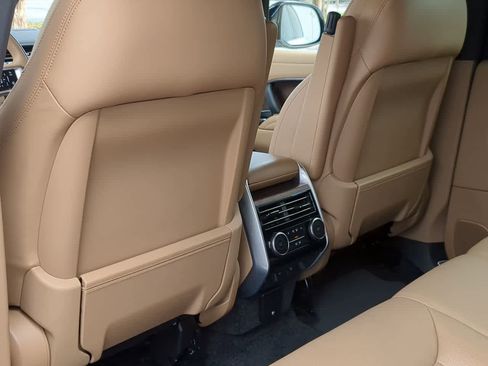 Used 2025 Land Rover Range Rover Long Wheelbase SE image 18