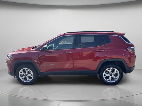 Used 2025 Jeep Compass Latitude w/ Sun & Sound Group AWD/4WD image 4