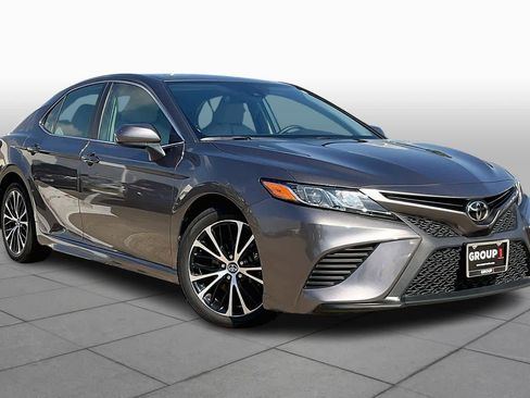 Used 2020 Toyota Camry SE image 2