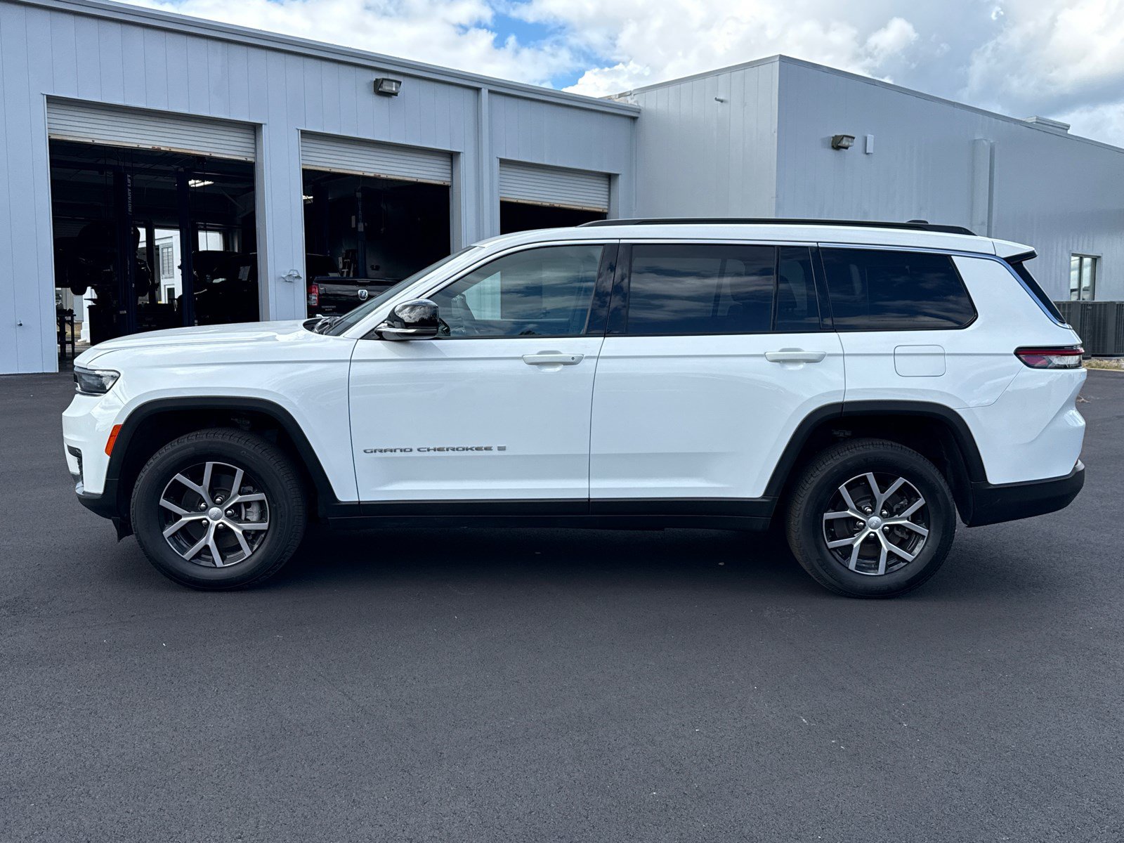 Used 2024 Jeep Grand Cherokee L Limited RWD image 8