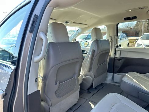 Used 2018 Chrysler Pacifica Touring-L image 23