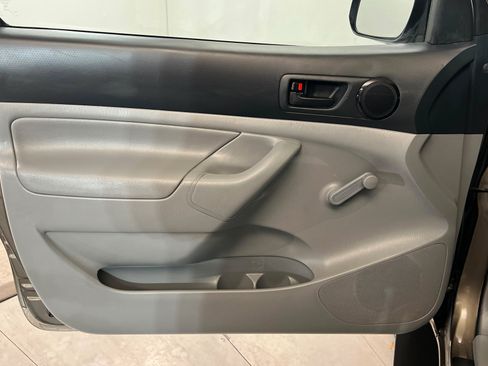 Used 2012 Toyota Tacoma 4x4 Regular Cab image 11