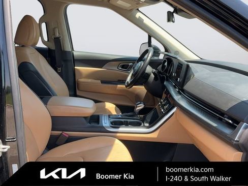 Used 2024 Kia Carnival LX FWD image 11
