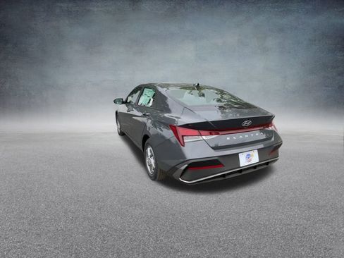 Used 2025 Hyundai Elantra SE image 18