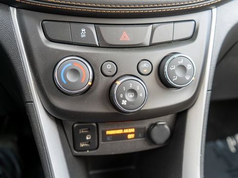 Used 2022 Chevrolet Trax LT w/ LT Convenience Package image 29