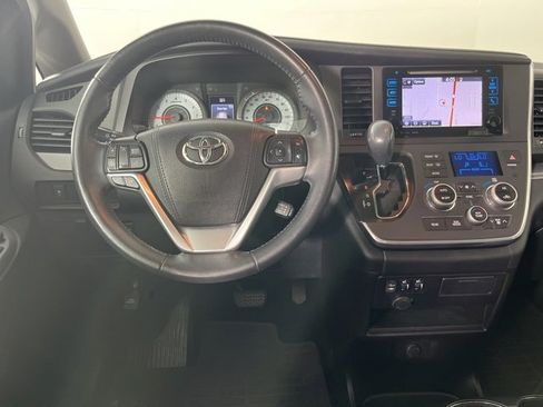 Used 2016 Toyota Sienna SE image 7