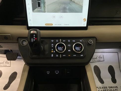 Used 2024 Land Rover Defender 130 X-Dynamic SE AWD/4WD image 22