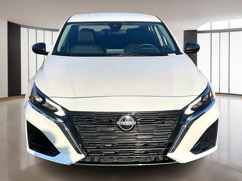 Used 2024 Nissan Altima 2.5 SV image 2