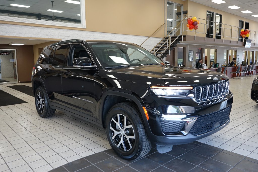 Used 2023 Jeep Grand Cherokee Limited AWD/4WD image 15