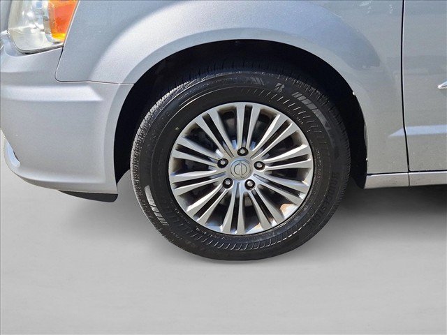 Used 2014 Chrysler Town & Country Touring-L w/ Driver Convenience Group FWD image 24