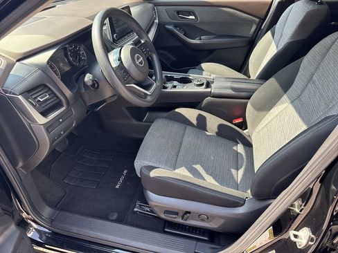 Used 2023 Nissan Rogue SV image 9