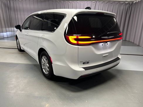 Used 2026 Chrysler Pacifica Select image 5