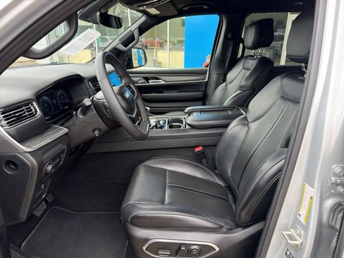 Used 2024 Jeep Wagoneer Series II w/ Flexible Seating Group RWD image 4