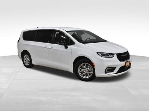 Certified 2025 Chrysler Pacifica Select image 4