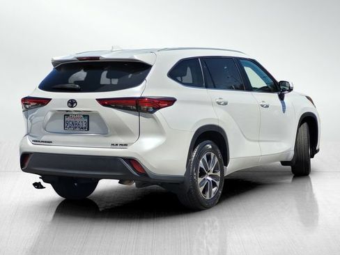 Used 2023 Toyota Highlander XLE AWD/4WD image 4