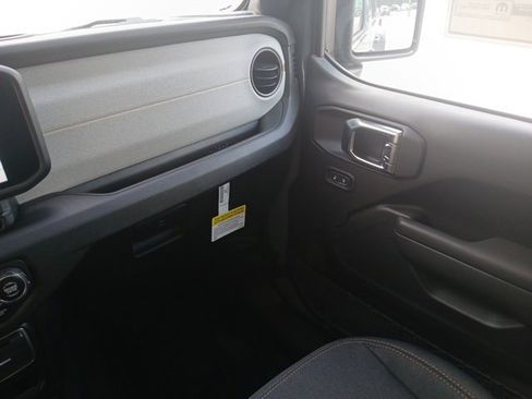 New 2025 Jeep Gladiator Sport image 27