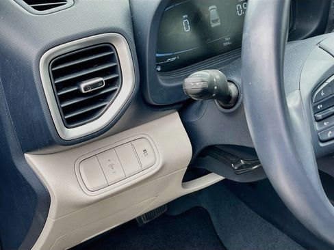 Used 2024 Hyundai Venue Limited FWD image 10