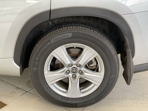 Used 2021 Toyota Highlander LE AWD/4WD image 13