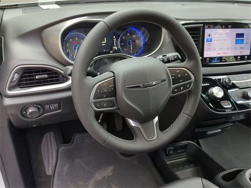 New 2025 Chrysler Voyager LX image 31