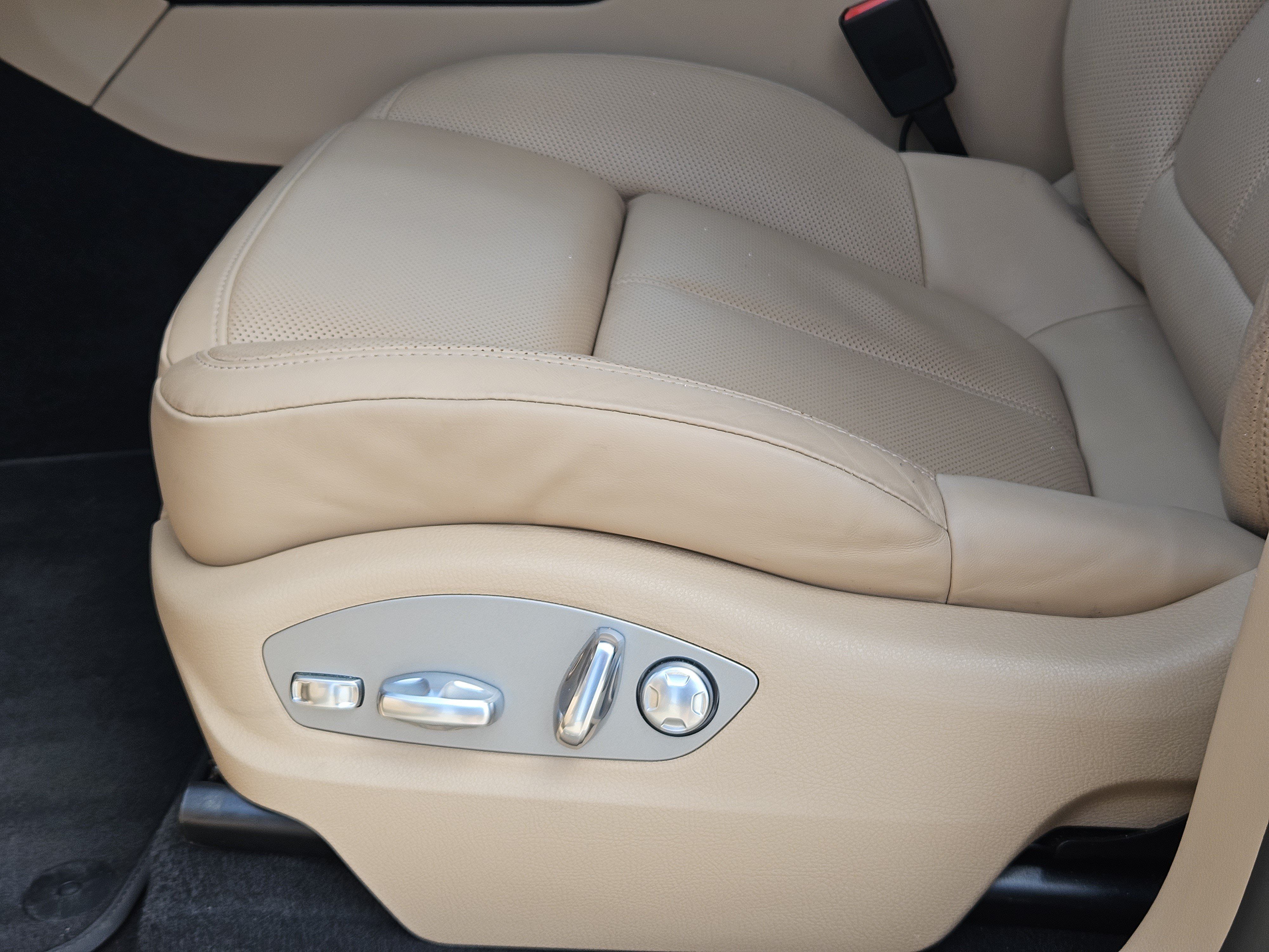 Certified 2026 Porsche Macan AWD/4WD image 23