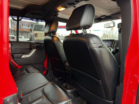 Used 2014 Jeep Wrangler Unlimited Sahara w/ Connectivity Group image 15