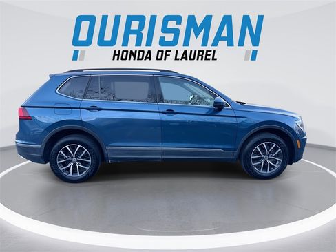 Used 2020 Volkswagen Tiguan SE w/ Panoramic Sunroof Package image 9