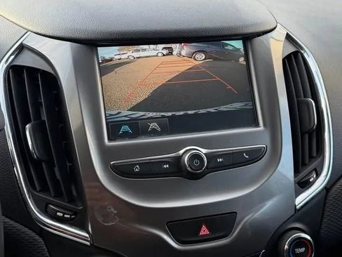 Used 2017 Chevrolet Cruze LT image 9