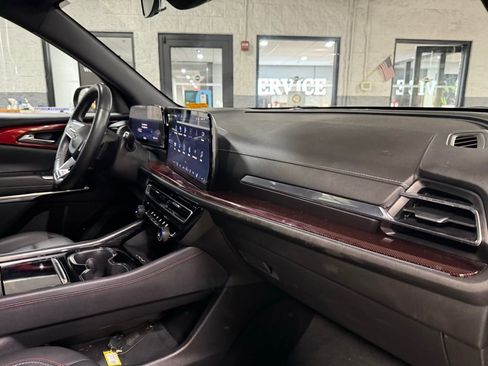 Used 2024 Chevrolet Traverse Z71 image 40