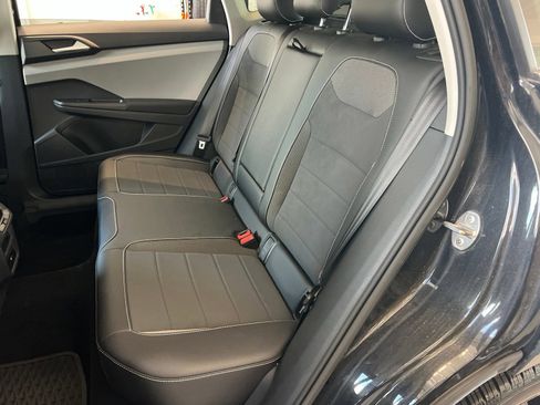 Used 2022 Volkswagen Taos SE w/ Driver Assistance Package FWD image 31