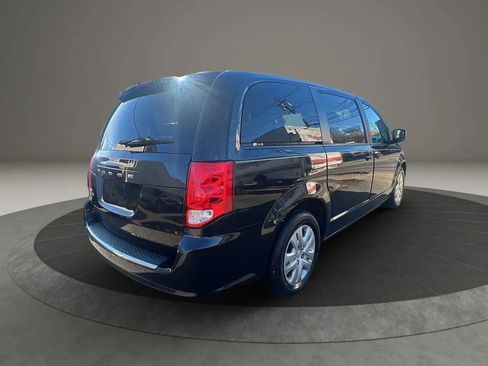 Used 2019 Dodge Grand Caravan SE w/ UConnect Hands-Free Group image 5