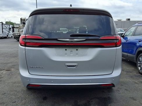 Used 2024 Chrysler Pacifica Touring-L FWD image 4
