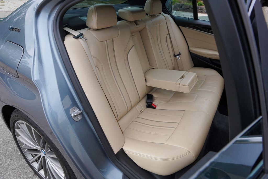 Used 2019 BMW 530e RWD image 35