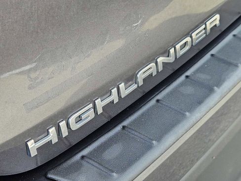 Used 2022 Toyota Highlander LE image 12