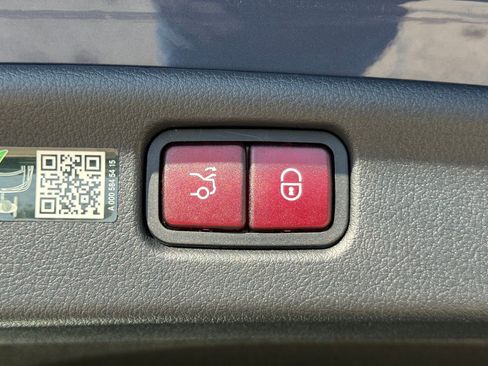 Used 2025 Mercedes-Benz C 300 Sedan image 19