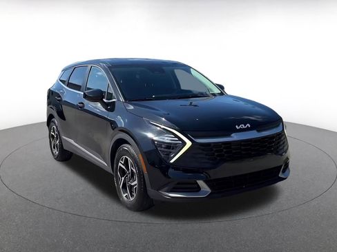Used 2025 Kia Sportage LX FWD image 2