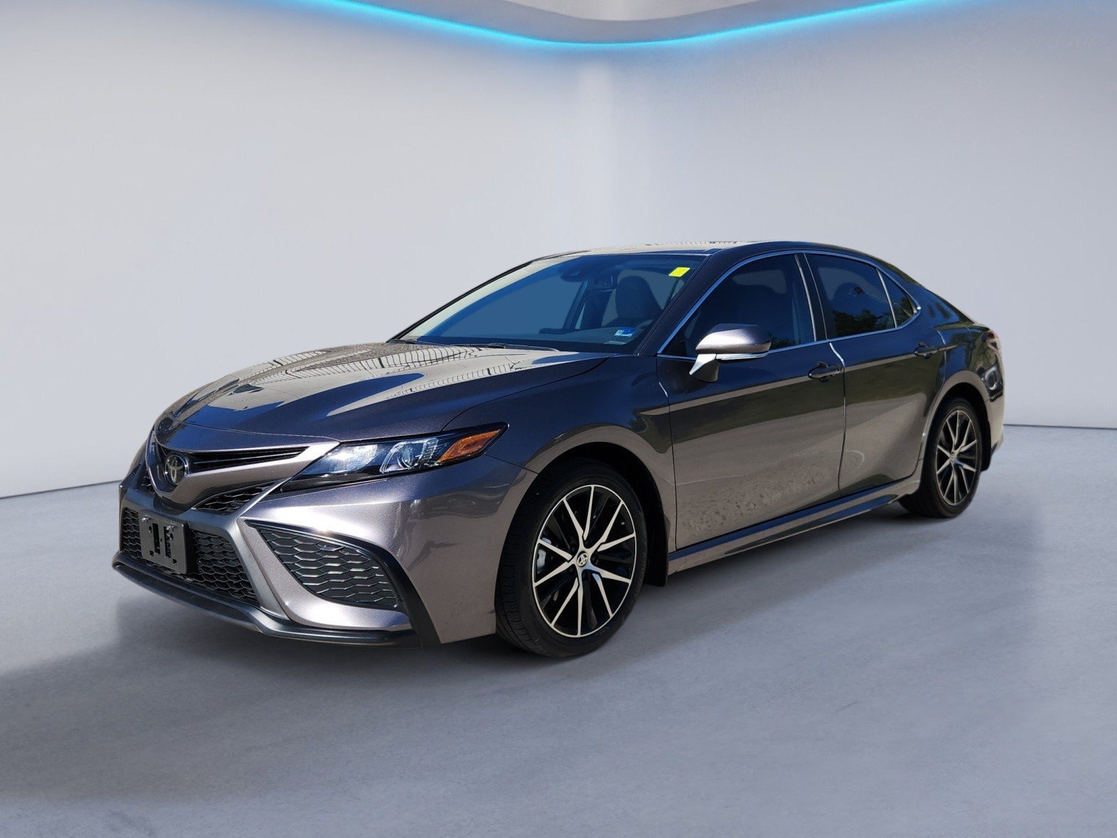 Used 2024 Toyota Camry SE w/ Cold Weather Package FWD image 7