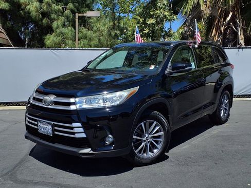Used 2018 Toyota Highlander XLE w/ Carpet Mat Package (TMS) AWD/4WD image 25