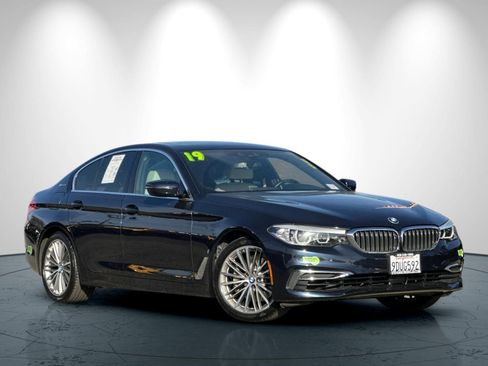 Used 2019 BMW 530e image 2