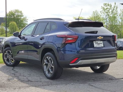 Used 2024 Chevrolet Trax LT w/ Driver Confidence Package FWD image 2