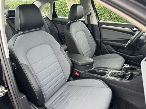 Used 2025 Volkswagen Jetta SE image 38