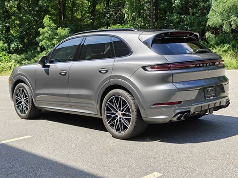 Used 2025 Porsche Cayenne AWD/4WD image 4
