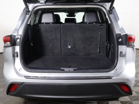 Used 2021 Toyota Highlander XLE image 17