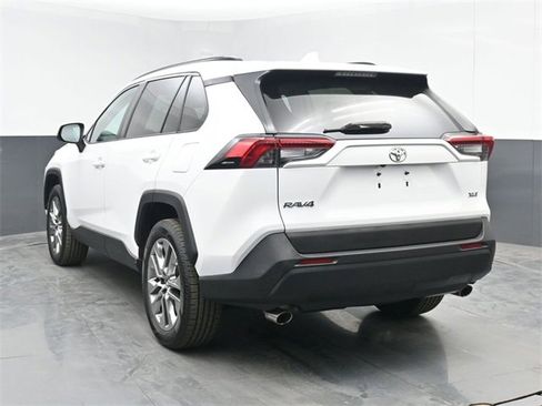 Used 2019 Toyota RAV4 XLE Premium image 11