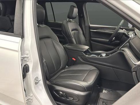 Used 2025 Jeep Grand Cherokee Limited w/ Black Appearance Package image 25