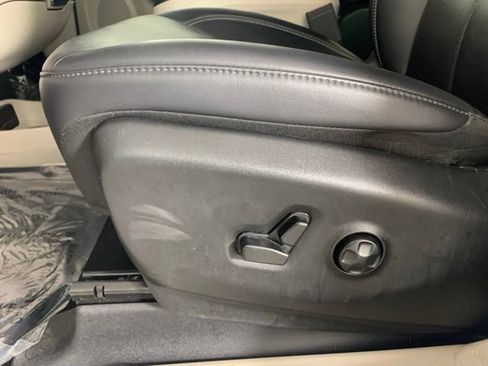 Used 2024 Chrysler Pacifica Touring-L FWD image 21