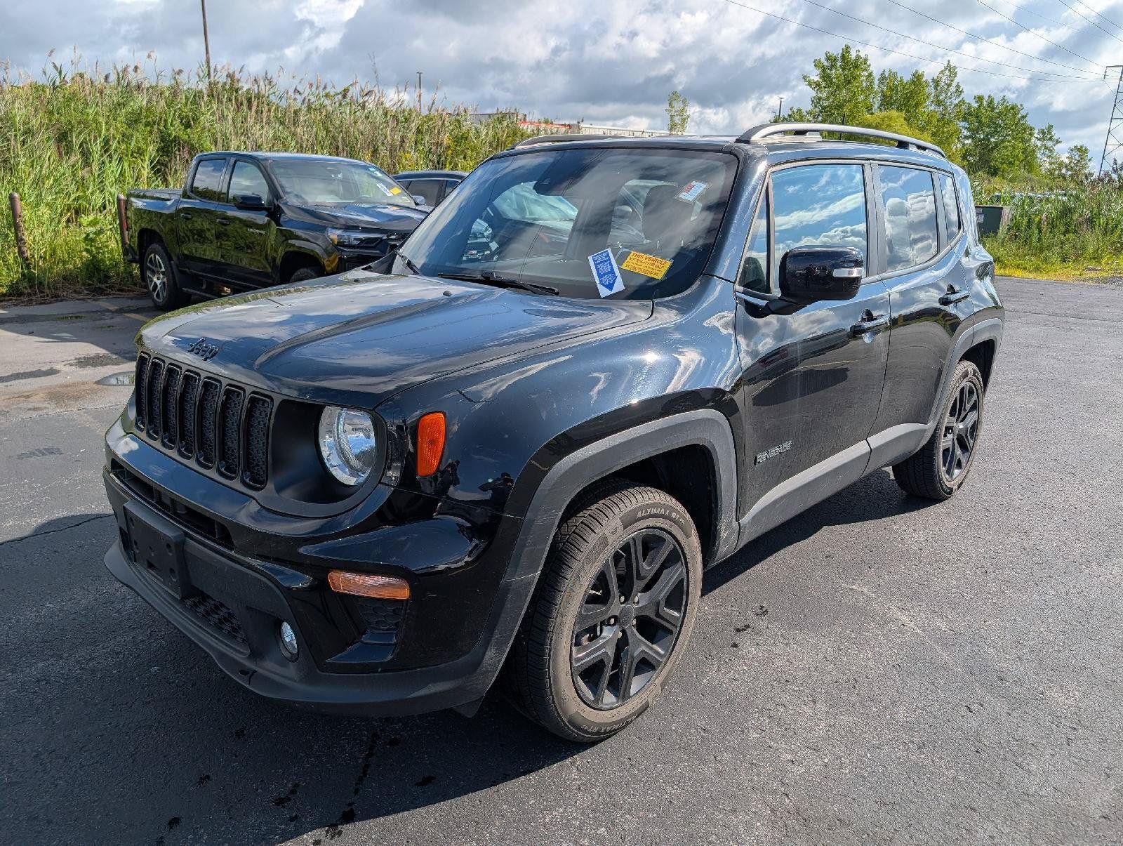 Used 2022 Jeep Renegade Altitude AWD/4WD image 3
