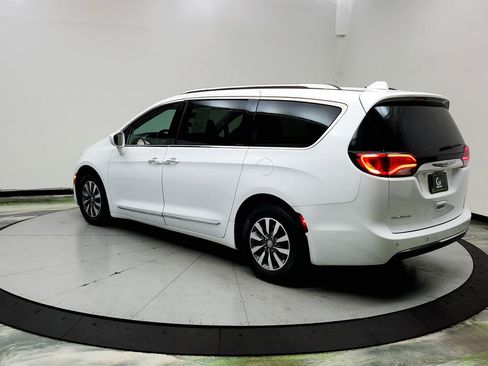 Used 2020 Chrysler Pacifica Touring-L Plus FWD image 7