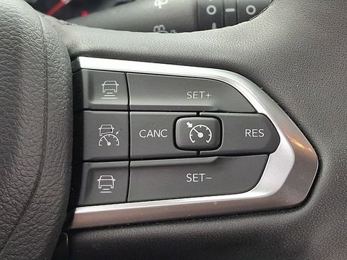 Used 2025 Jeep Compass Limited image 21