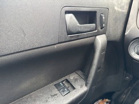 Used 2010 Ford Focus SE image 19