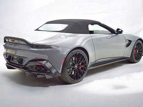 Used 2023 Aston Martin V8 Vantage Roadster image 19